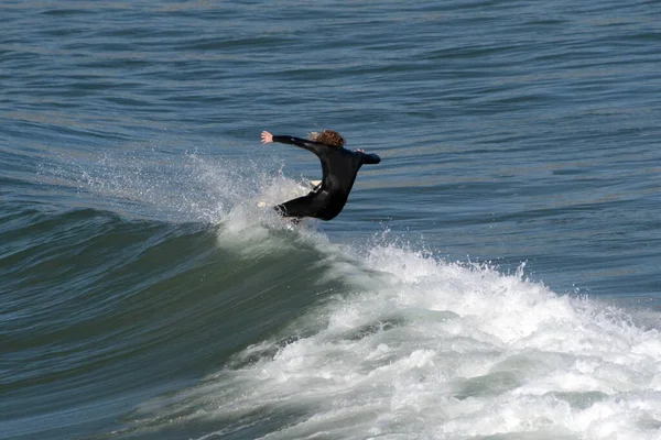 サーファーが太平洋で大きな波を走らせる12月の休日の間 クリスタル ピアの近くで サンディエゴ — ストック写真