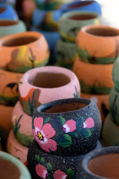 Długi Rząd Kolorowych Ceramicznych Garnków Kwiatowymi Pustynnymi Ozdobami Warsztacie Garncarskim — Zdjęcie stockowe