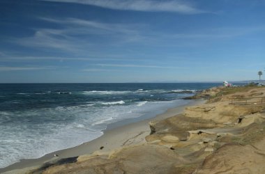 Güney Kaliforniya La Jolla 'daki Tide Pool plajı ve Nicholson Point yakınlarındaki kayalıklar ve sörf