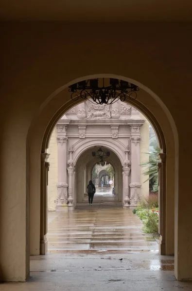 Osamělý Člověk Procházející Prado Kolonádě Deštivém Dni Balboa Park San — Stock fotografie