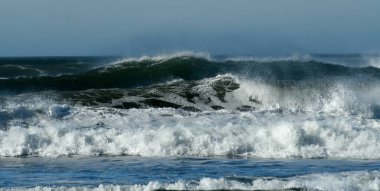 Westport Jetty ve Westhaven Eyalet Parkı, Grays Harbor, Washington yakınlarında dramatik fırtına sörfü