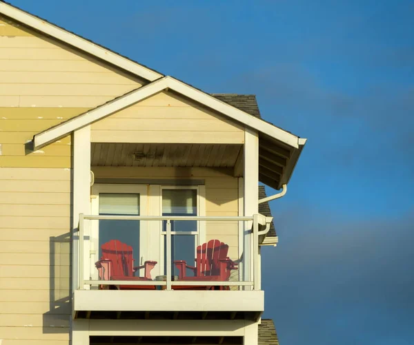 Cadeiras Gramado Vermelho Uma Varanda Virada Para Praia Westport Perto — Fotografia de Stock