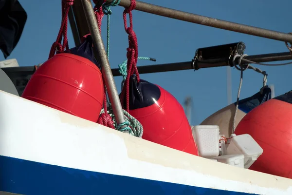 在格雷港威斯塔文停靠的一艘船的右舷悬挂着明亮的红色护舷 — 图库照片