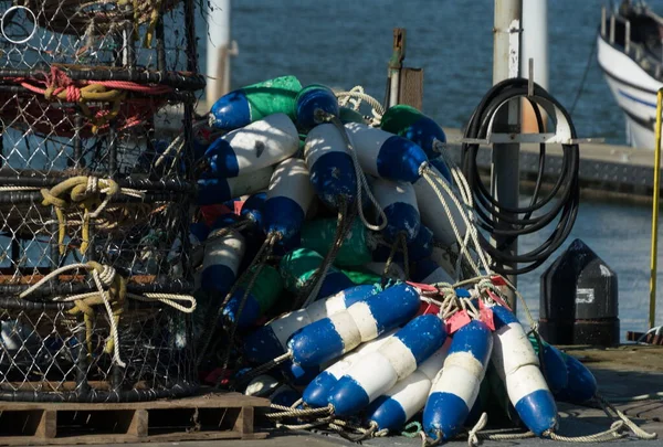 在华盛顿的托克劳和码头堆满蟹缸和一捆蓝色浮标 — 图库照片
