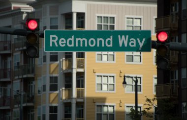 Redmond Yolu 'ndaki kırmızı trafik ışıkları Cleveland Way, Redmond, Washington kavşağında.