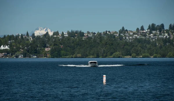 Motorboat Approaching Kirkland Marina Lake City Olympic Mountains Background — Stock Photo, Image