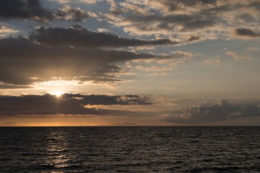 Anaehoomalu Körfezi, Waikoloa, Büyük Ada, Hawaii 'de dramatik gün batımı