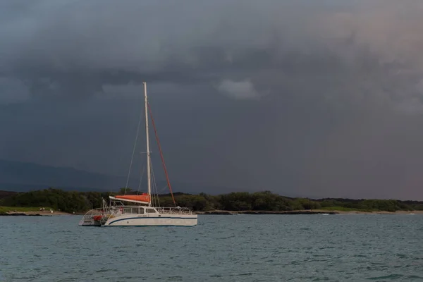 Sonnenuntergang Über Dem Boot Das Der Anaehoomalu Bay Big Island — Stockfoto