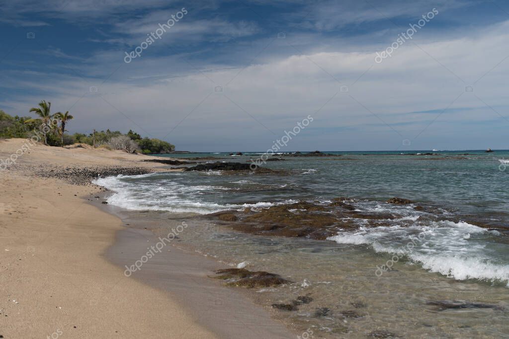 Caminando en la línea de surf Anaehoomalu, Waikoloa, Big Island, Hawaii