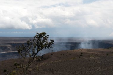 Kilauea kraterinin etrafında geniş bir boşluk Kau Çölü Patikası, Volkan Parkı, Hawaii 'de yürüyüş yaparken görüldü.