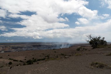 Kilauea kraterinin etrafında geniş bir boşluk Kau Çölü Patikası, Volkan Parkı, Hawaii 'de yürüyüş yaparken görüldü.