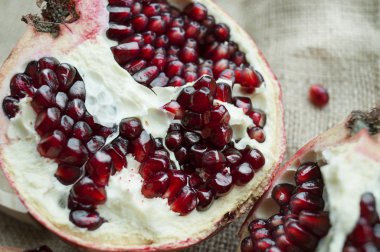 yumuşak odak ile fotoğraflandı lezzetli kırmızı nar yarısı