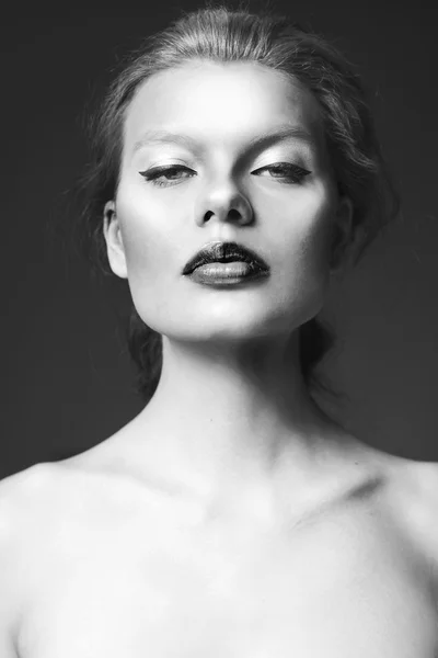 Clássico preto e branco mulher beleza retrato — Fotografia de Stock