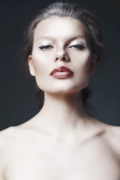 Retrato de estudio de cara de mujer hermosa —  Fotos de Stock