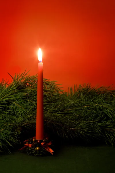 Vela de Navidad y ramas de pino . —  Fotos de Stock