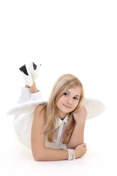 Anioł dziewczyna w białych leżącego — Zdjęcie stockowe