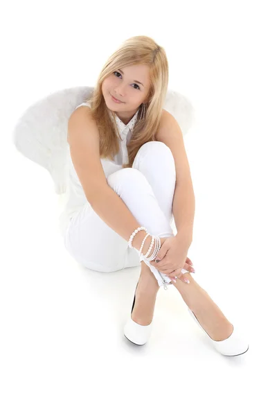 Сидящая ангел девушка в белом — стоковое фото