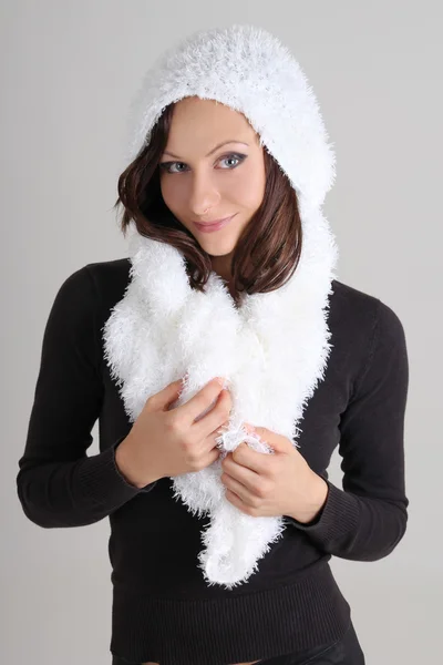 Donna bella sciarpa bianca — Foto Stock