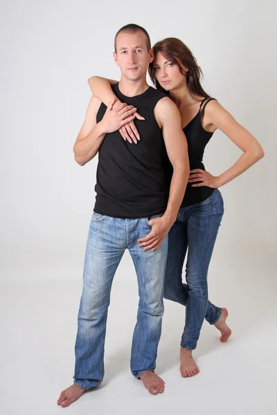 Мужчина и женщина обнимаются — стоковое фото