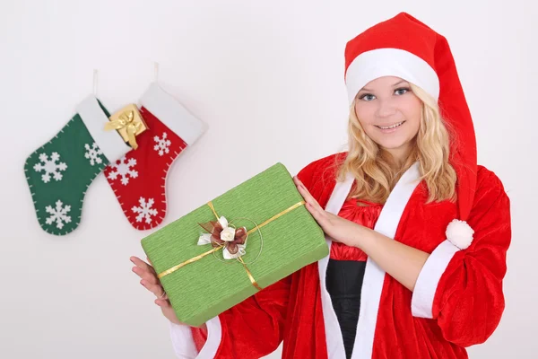 Vrouw in santa kostuum met cadeau — Stockfoto