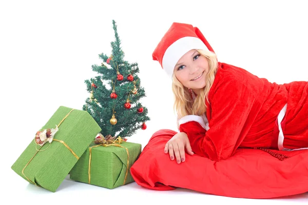 Mujer en traje de santa claus con regalos y árbol — Foto de Stock