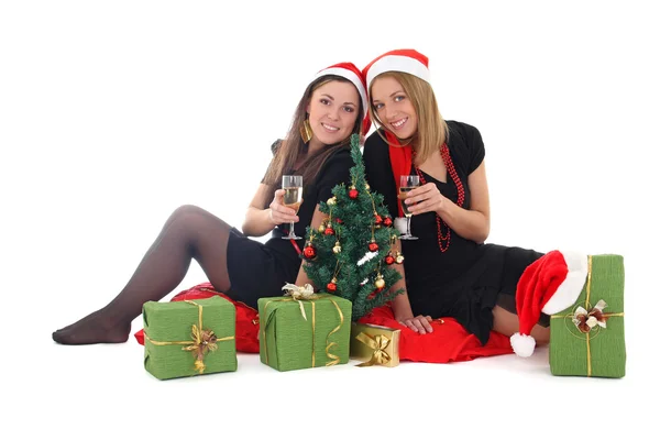 Две девушки сидеть и пить шампанское — стоковое фото