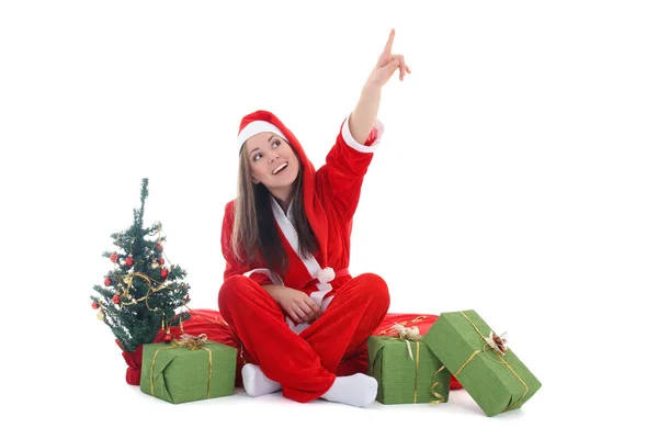 Santa feliz con árbol mostrando algo — Foto de Stock