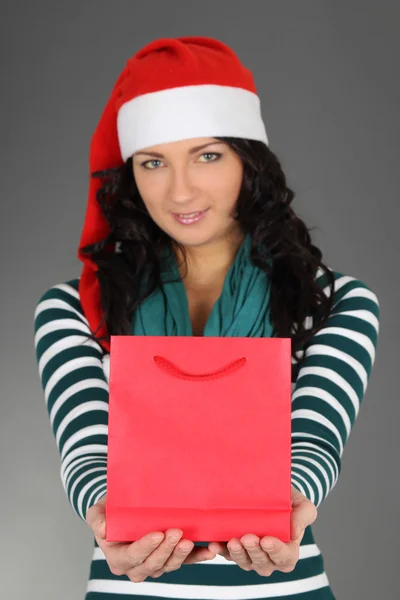 Žena v santa hat s taškou — Stock fotografie