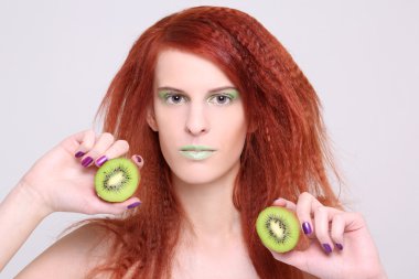 kivi ile çekici redhaired kadın