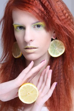 kadın kulağı limon dilimleri ile