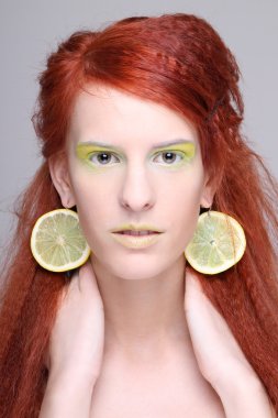 kulağı limon dilimleri ile kız
