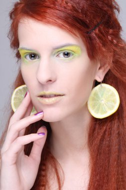 kulağı limon dilimleri ile güzel kız