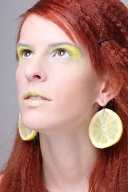 Rüyada kulak limon dilimleri ile kız