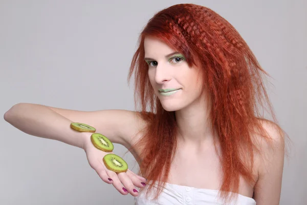 Redhaired garota com fatias de kiwi — Fotografia de Stock