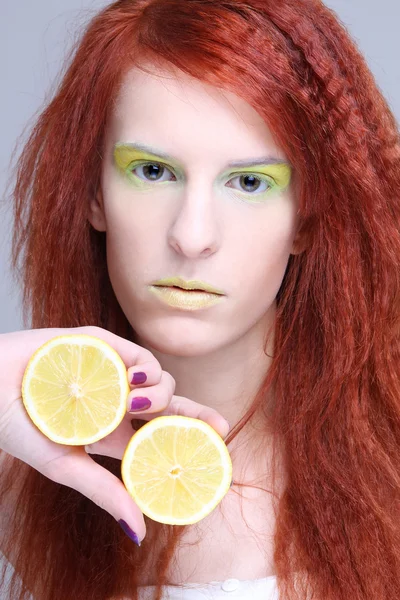 Mladá atraktivní žena hospodářství citron — Stock fotografie