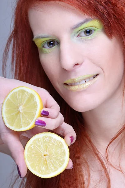 Rödhårig tjej med citron. närbild — Stockfoto