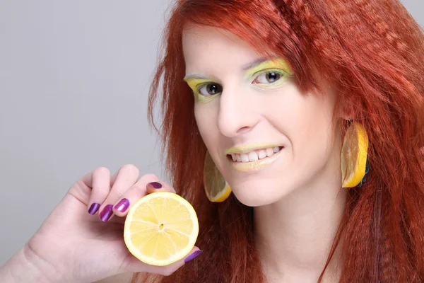 Redhaired donna con orecchini di limone — Foto Stock