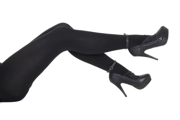Kvinnans ben bär mörka strumpbyxor och högklackat — Stockfoto