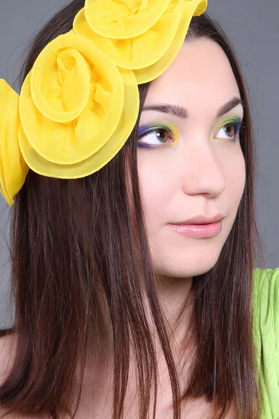 Retrato de uma mulher sonhando com acessório amarelo — Fotografia de Stock