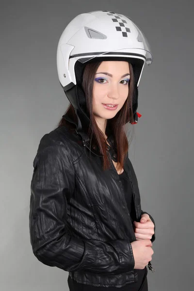 Mladá žena v helmu na hlavu — Stock fotografie