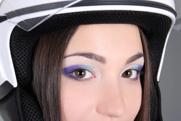 Ženské oči s přilbou na hlavě — Stock fotografie