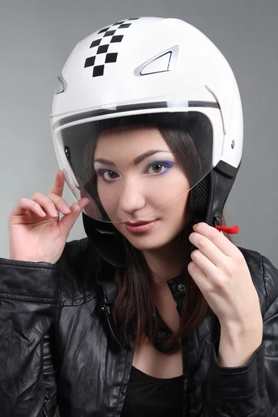 Motociclista com capacete na cabeça — Fotografia de Stock