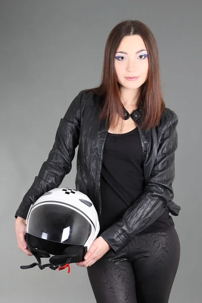 Mulher bonita com capacete nas mãos — Fotografia de Stock