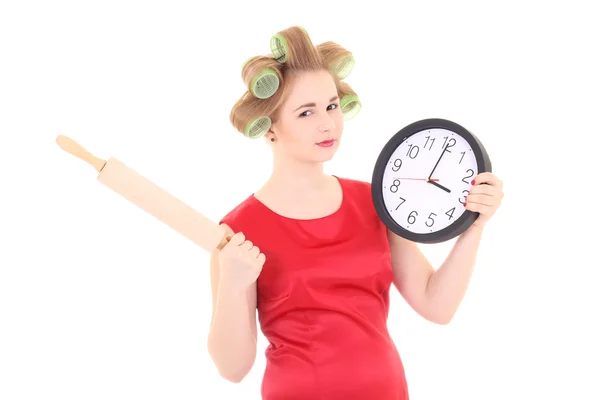 Drôle femme au foyer avec rouleau broches et horloge sur blanc — Photo