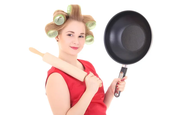 Αστεία νοικοκυρά με κυλίνδρου ακίδων και το τηγάνι πάνω από λευκό — Φωτογραφία Αρχείου