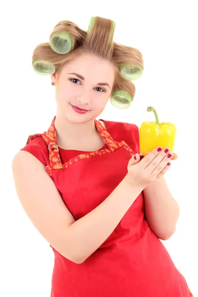 Divertida ama de casa con rizadores para el cabello y pimiento amarillo — Foto de Stock