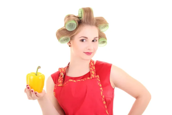 Linda dona de casa com rolos de cabelo e pimentão amarelo — Fotografia de Stock