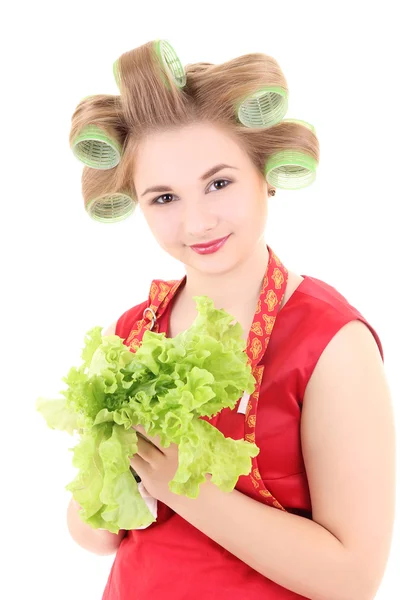 Junge schöne Hausfrau mit Haar-Lockenwickler und Salat — Stockfoto