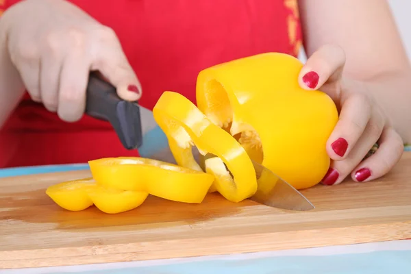 Ženské ruce řezání žlutá paprika — Stock fotografie