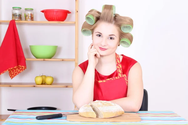 Attraente casalinga taglio pane in cucina — Foto Stock